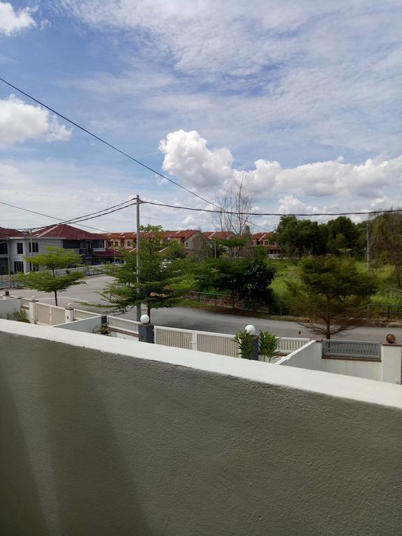 Sri Manjung Ma Maison Homestay Лумут Экстерьер фото